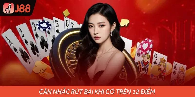 Khi bộ bài đang trên 12 điểm, bạn nên cân nhắc rút thêm lá bài thứ 3