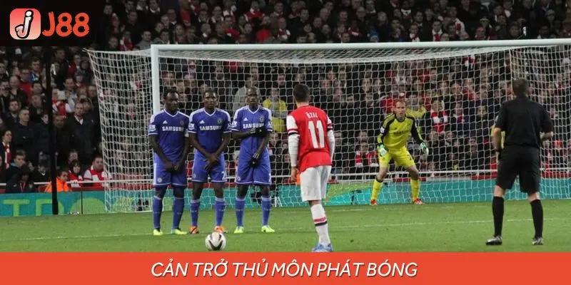 Cố tình không cho thủ môn phát bóng